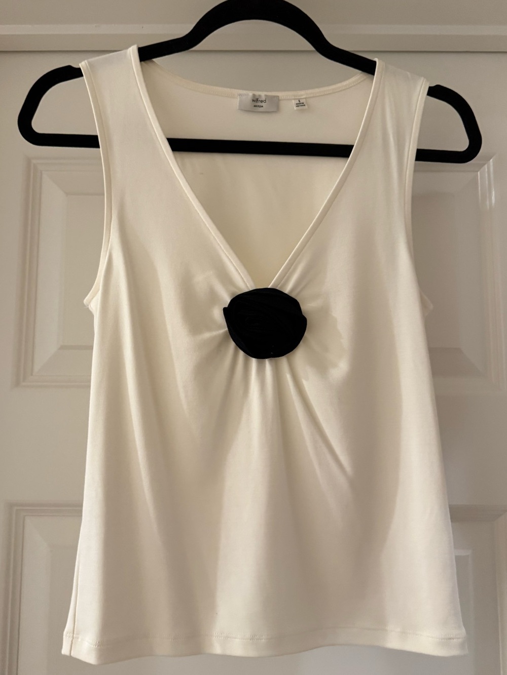 Wilfred White Sleeveless V-Neck Top with Black Rosette